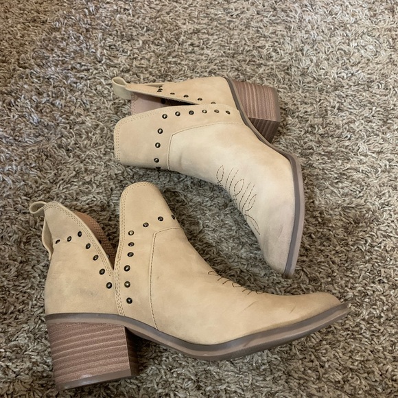 Universal Thread Taupe Booties Size 6 - Picture 2 of 5